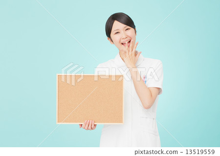 一位護士驚訝拿著留言板 13519559