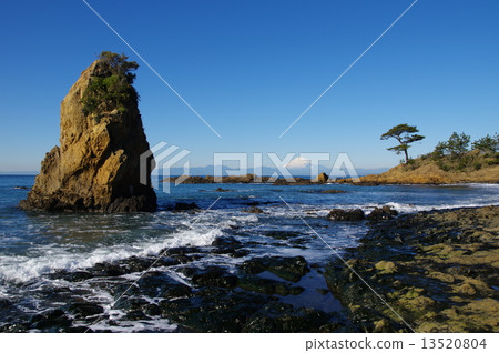View of Mount Fuji from Akiya/Tateishi Coast (Yokosuka City) 13520804