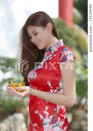 Beautiful red cheongsam 13520949
