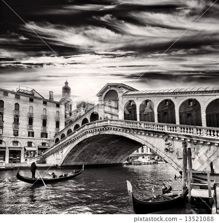 Gondolier, Rialto Bridge, Grand Canal, Venice, Italy 13521088