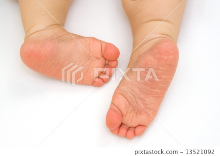 Baby's foot 13521092
