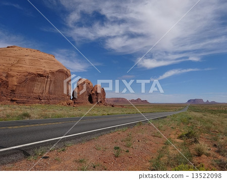 A road leading to Monument Valley 13522098
