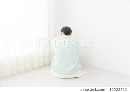 Snarl down young woman kneeling Snarl down young woman kneeling 13522722