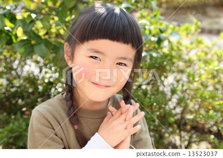 Children girls portrait 13523037