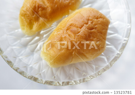 mini bread on white background mini bread on white background 13523781