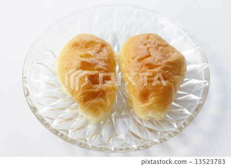 mini bread on white background mini bread on white background 13523783