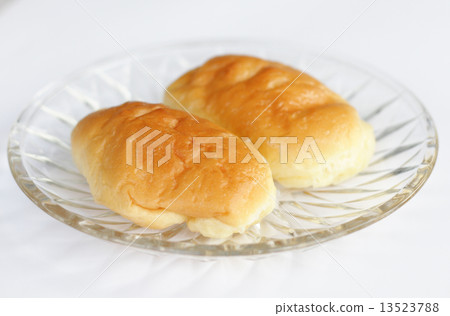 mini bread on white background mini bread on white background 13523788