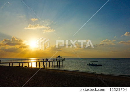 Sunset at Ishigakijima Fusaki Beach in Okinawa Prefecture Sunset at Ishigakijima Fusaki Beach in Okinawa Prefecture 13525704