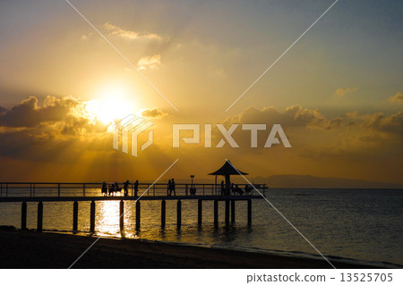 在Ishigakijima Fusaki海灘的日落在沖繩縣 在Ishigakijima Fusaki海灘的日落在沖繩縣 13525705