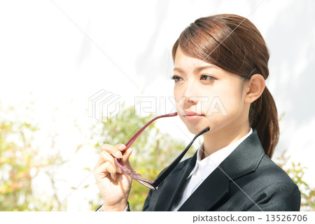 Business woman model that removes glasses Yumiko Takahashi Business woman model that removes glasses Yumiko Takahashi 13526706