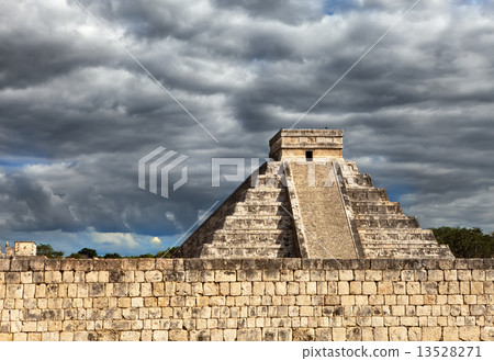 Kukulkan Pyramid in Chichen Itza on the Yucatan, Mexico 13528271