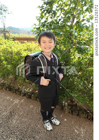 Elementary school student wearing an entrance ceremony suit 13528372