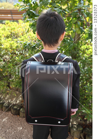 Elementary school student wearing an entrance ceremony suit 13528373