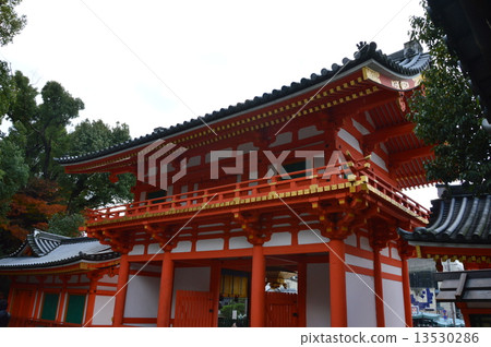 Yasaka Shrine 's "West Tower" seen from the precincts (Gion Town, Higashiyama Ward, Kyoto City) 13530286