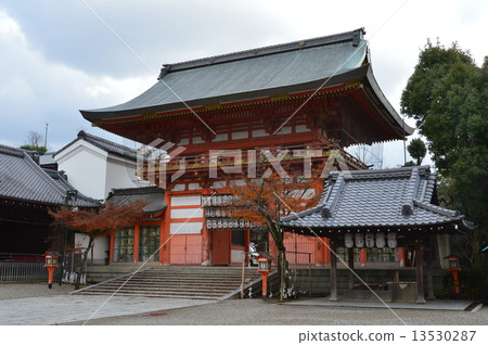 Yasaka Shrine 's "South Flower Gate" (Gion Town Higashiyama Ward, Kyoto City) seen from the precincts 13530287