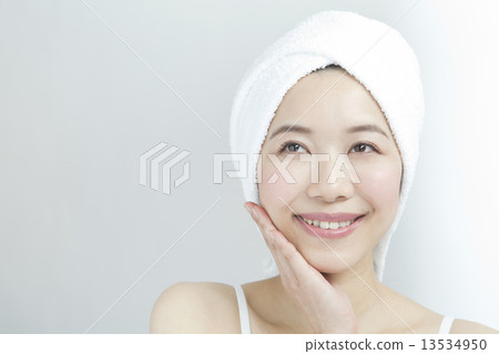 毛巾和婦女 13534950