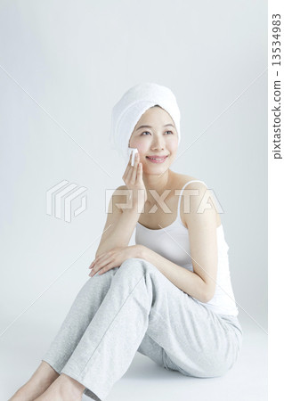 毛巾和婦女 13534983