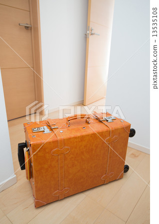 A suitcase placed in the room 13535108