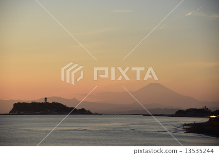黃昏的江之島和富士山 黃昏的江之島和富士山 13535244
