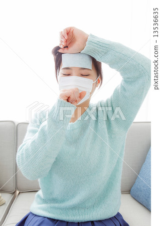 通過掩飾抱怨身體狀況不佳的婦女 13536635