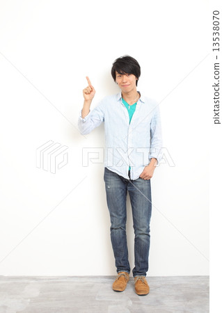 一名20歲的男子指著一根手指 一名20歲的男子指著一根手指 13538070