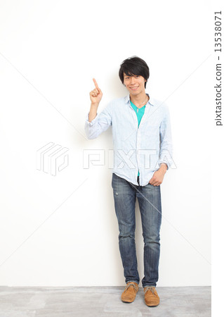 一名20歲的男子指著一根手指 13538071