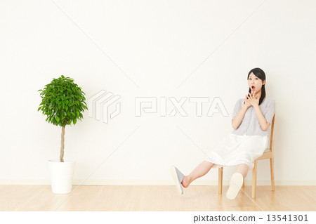 A woman surprised at the room 13541301