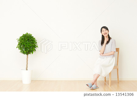 A woman who imagines in a room 13541306