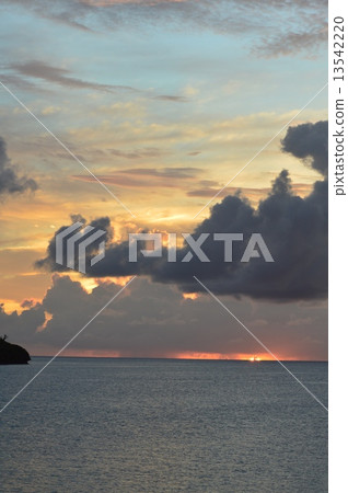 Sunset clouds in Okinawa (Okinawa Prefecture Kunigami-gun Headquarters Town) 13542220
