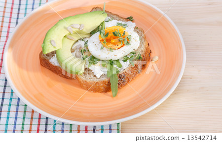 sandwich with eggs 13542714