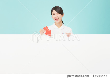 一位護士用箭頭指出留言板 13543444