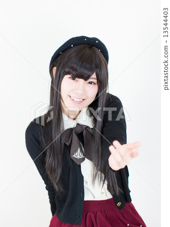 有微笑的一個少婦與貝雷帽佩帶 13544403