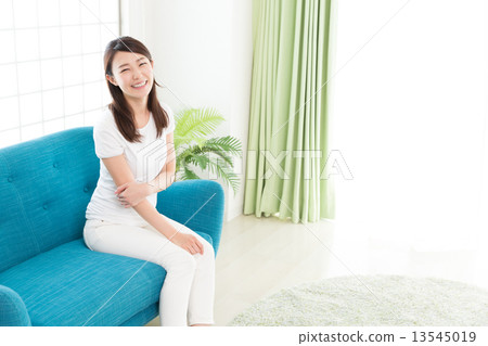放鬆在屋子裡的婦女 13545019