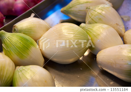 Onions big Golden on the counter Onions big Golden on the counter 13551184