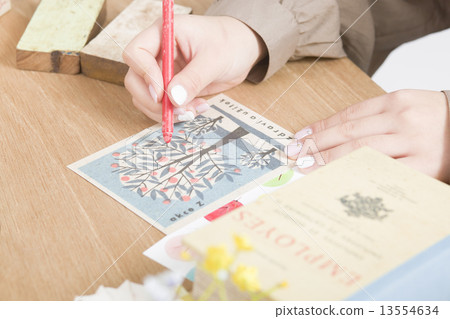 寫雜物和明信片的婦女 13554634