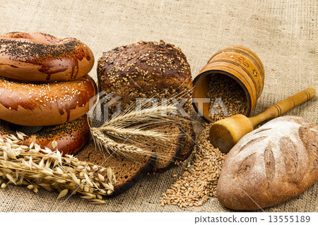 fresh white bread 13555189