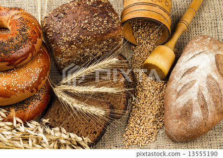 fresh white bread 13555190