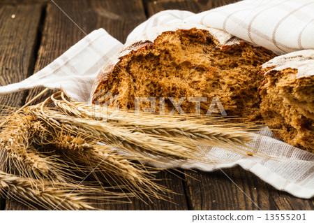 fresh white bread 13555201