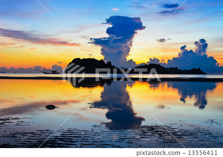 Sunrise at Hat Sai Ri beach in Chumphon 13556411