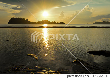 Sunrise at Hat Sai Ri beach in Chumphon 13556431