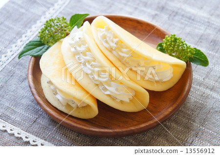 Pancake's cream sandwich 13556912