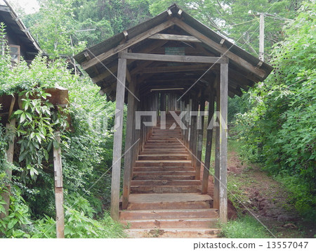 通往山上寶塔的樓梯(卡羅/緬甸) 通往山上寶塔的樓梯(卡羅/緬甸) 13557047