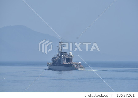 海上自衛隊護航船松月 13557261