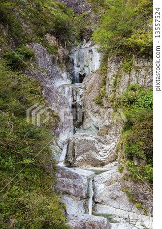 在瀑布後面踢 13557524