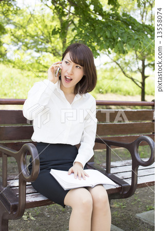 通過電話生氣的女商人 通過電話生氣的女商人 13558074