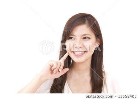 年輕女子撫摸臉頰 13558403