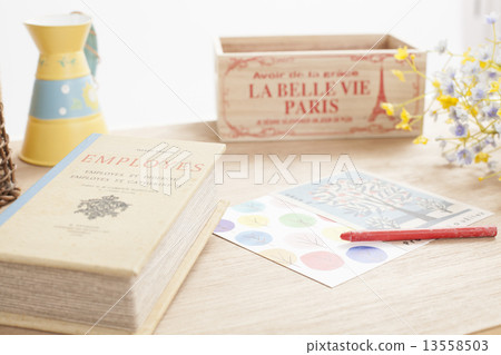 Various miscellaneous goods on the table 13558503