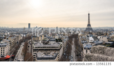 從巴黎凱旋門和巴黎市的艾菲爾鐵塔 從巴黎凱旋門和巴黎市的艾菲爾鐵塔 13561135
