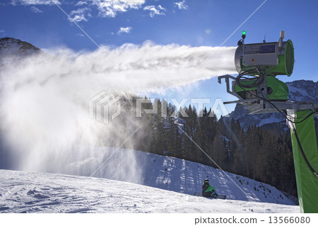 Makes artifical snow Makes artifical snow 13566080