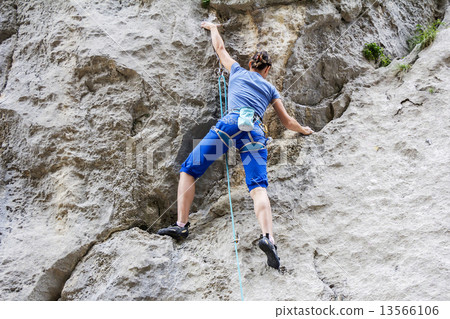 Woman free climbing Woman free climbing 13566106